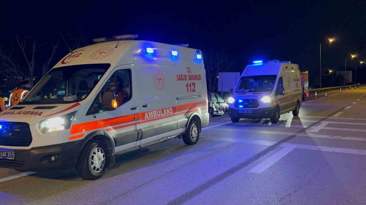 Edirne otoyolunda ters yöne giren alkollü sürücü bariyerlere çarptı — 2 yaralı