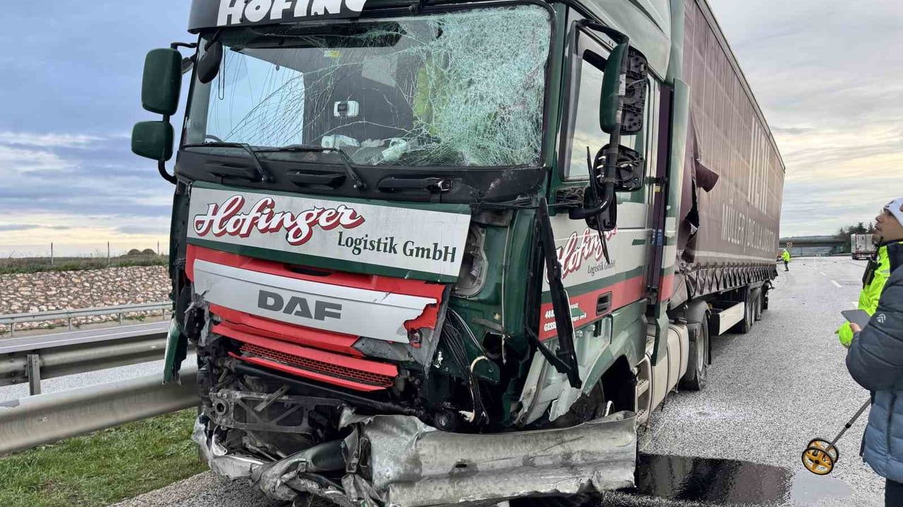 Edirne otoyolunda tır bariyerleri biçti — Sürücü yara almadan kurtuldu