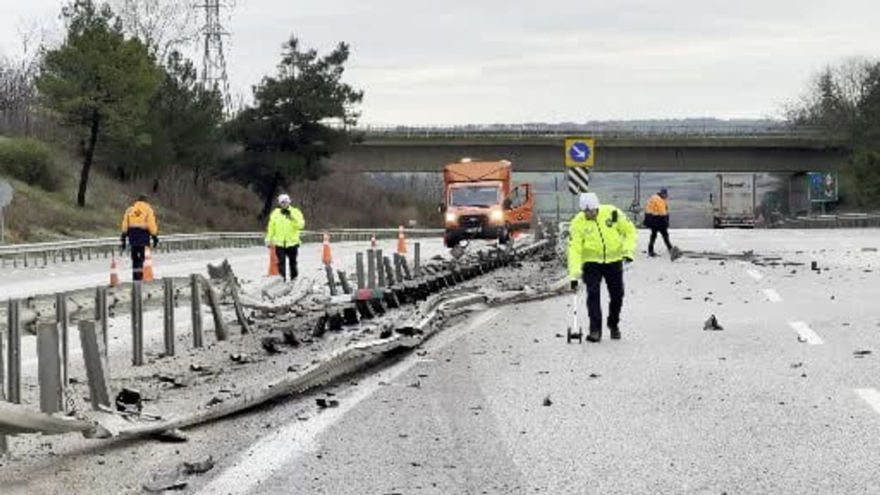 Edirne otoyolunda tır bariyerleri parçalayarak durdu