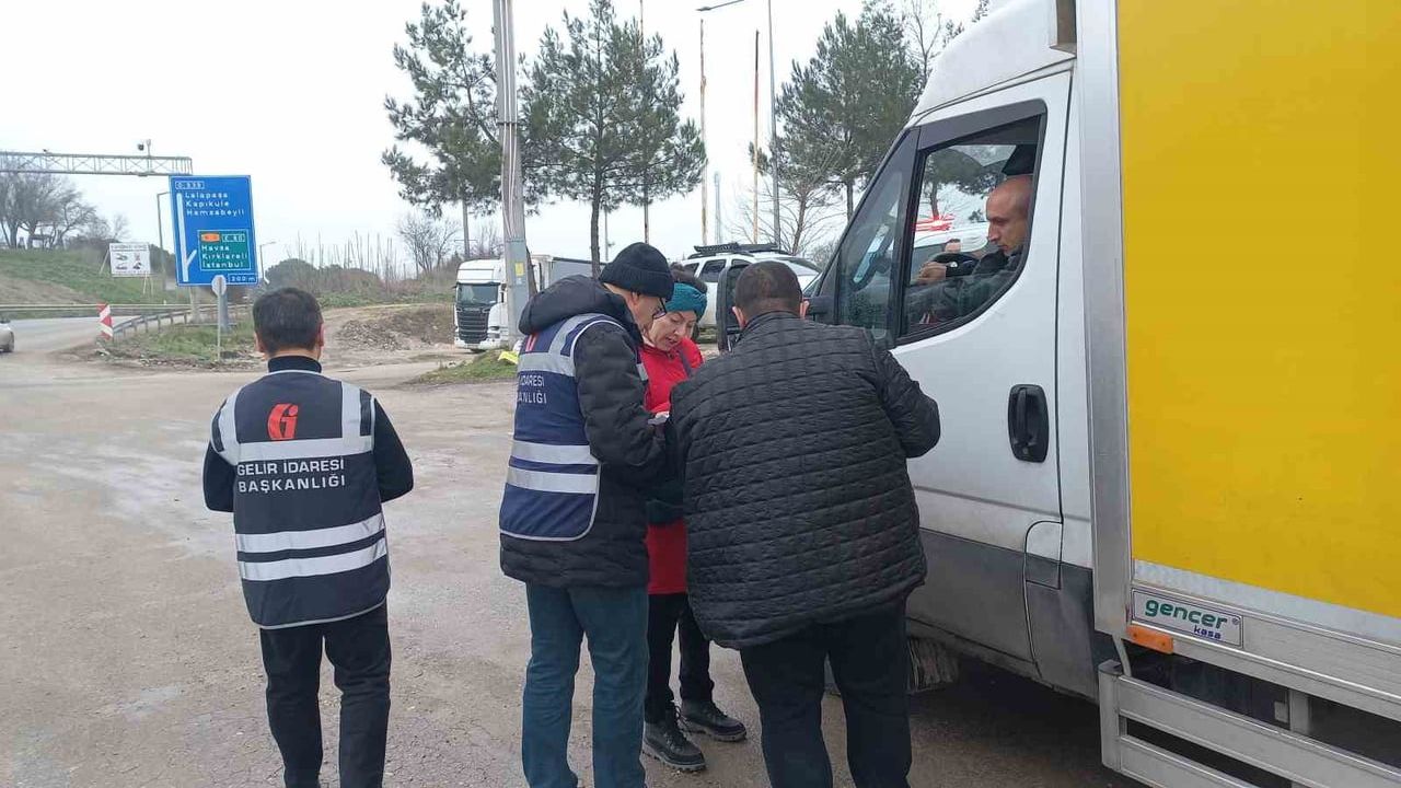 Edirne Vergi Dairesi kent girişlerinde ticari araçlarda fatura ve irsaliye denetimi yapıyor