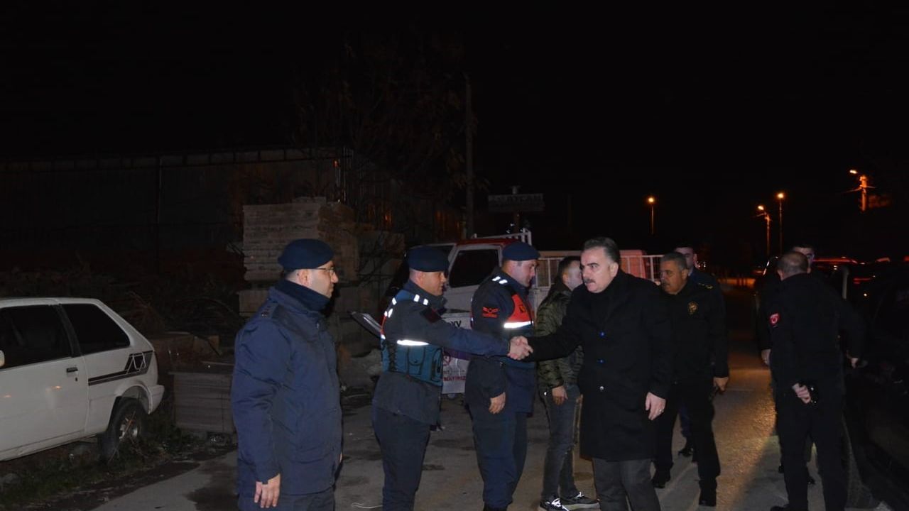 Edremit Kaymakamı Ahmet Odabaş, nöbetteki sağlık ve güvenlik personelini yeni yılda ziyaret etti