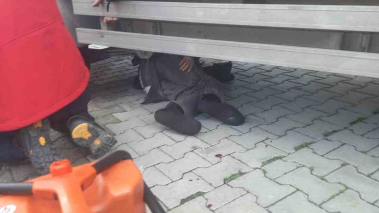 Edremit'te kamyon altında kalan vatandaş itfaiye tarafından kurtarıldı