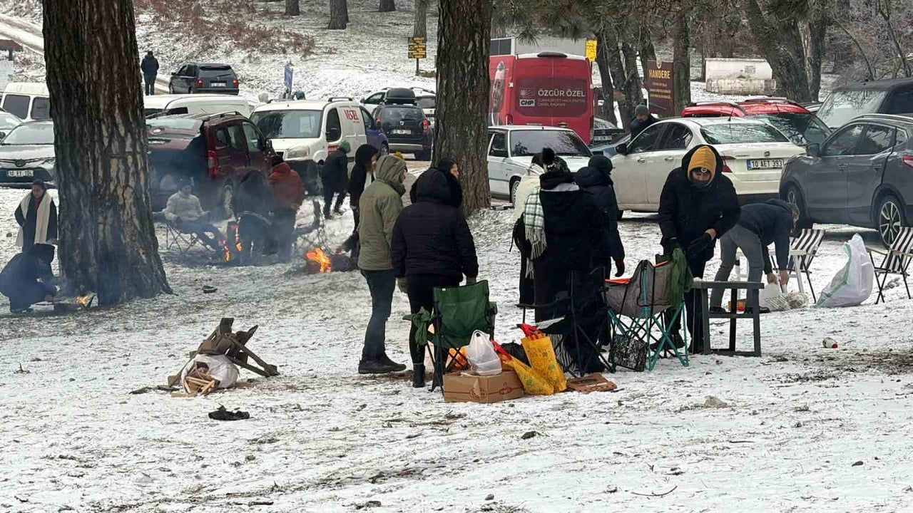 Edremit’te Kazdağları Hanlar’da Kar Sevinci: Göbek Atıp Kaydılar