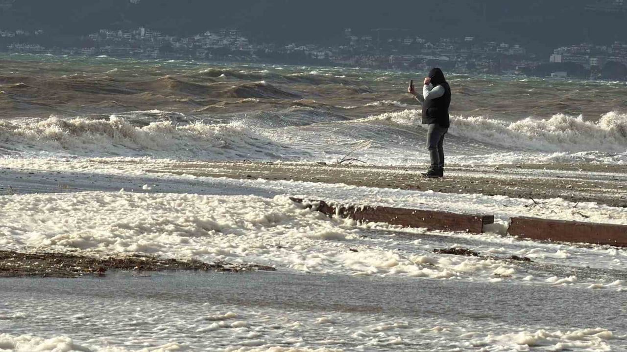 Edremit’te lodos Altınkum sahilini köpüğe boğdu