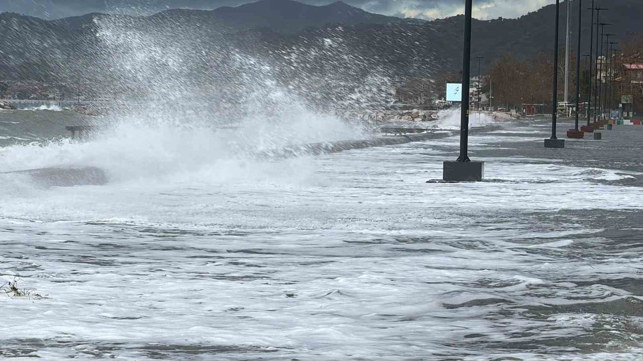 Edremit'te Lodos: Altınoluk'ta Deniz Taştı, İşletmeler Su Altında