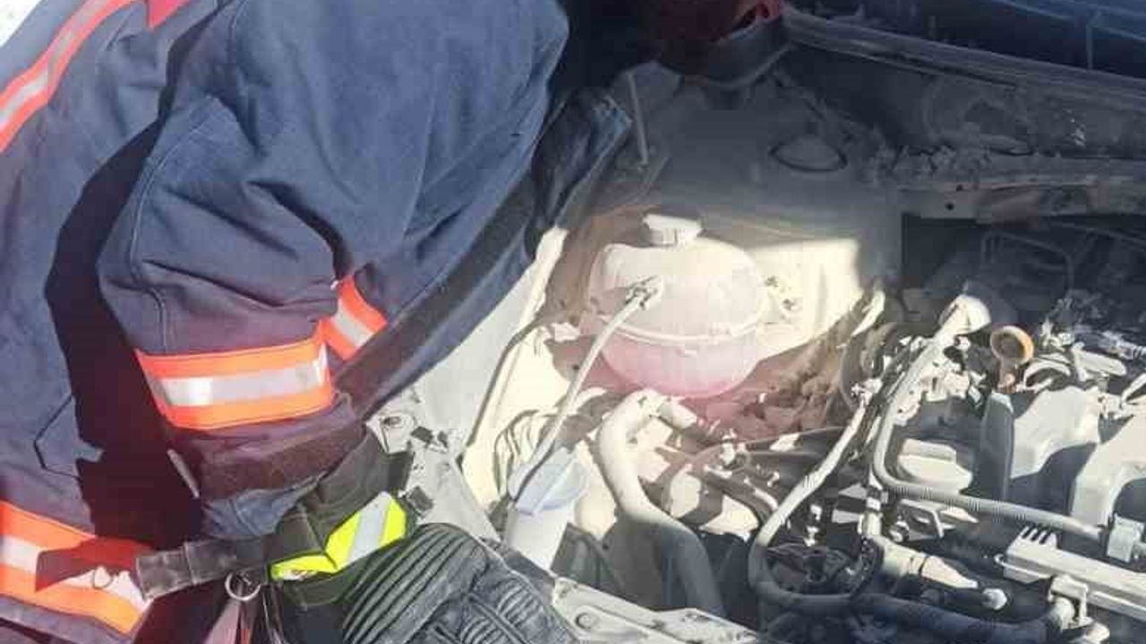 Edremit'te Seyir Halindeki Hyundai Motorundan Duman Çıkarak Yandı