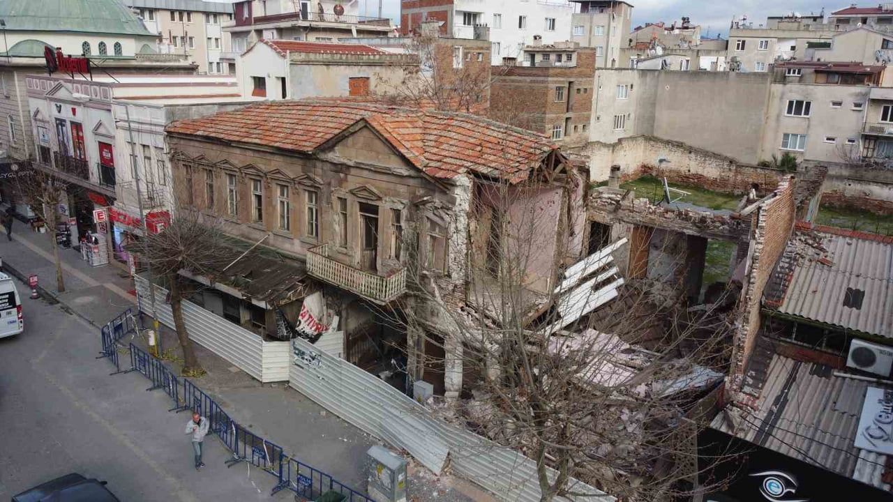 Edremit'te tarihi otel ve iş hanının bölümü çöktü