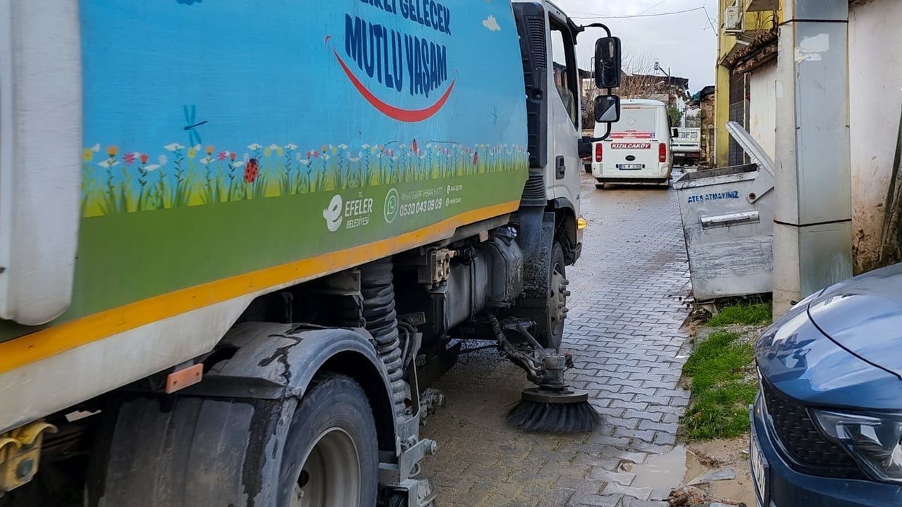 Efeler Belediyesi yağış sonrası müdahalede: Ekipler sahada