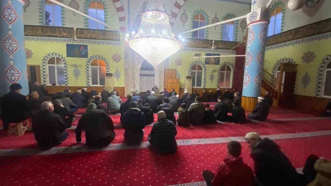 Efeler'de Geleneksel Sabah Namazı Buluşması Veysel Karani Camii'nde gerçekleştirildi