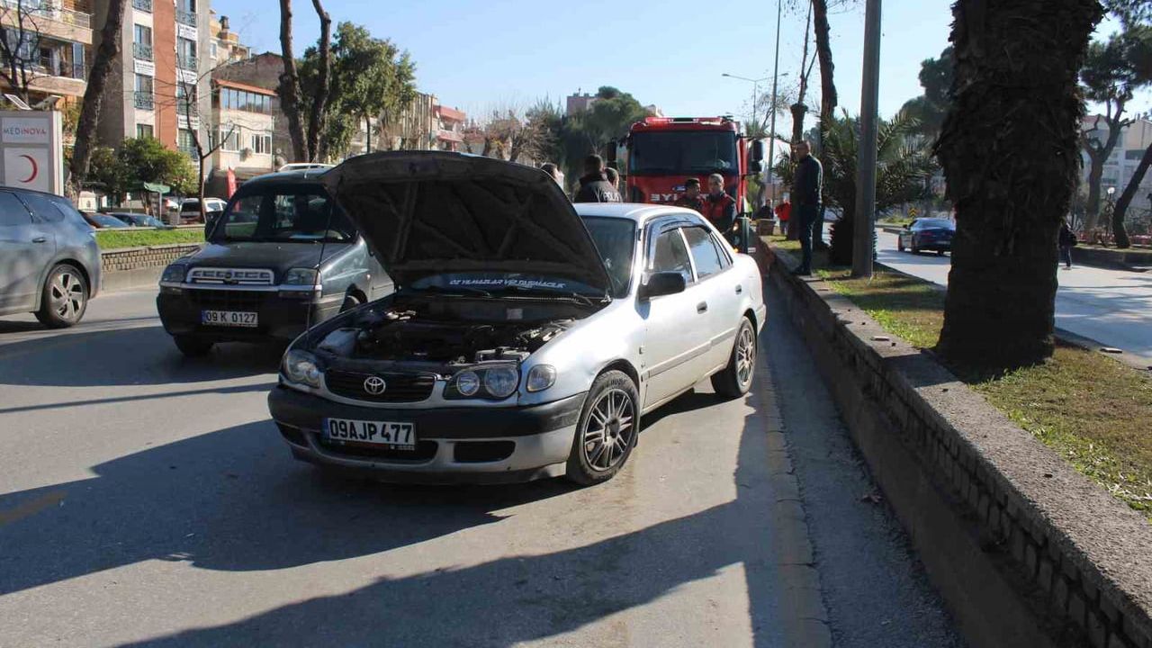 Efeler'de minibüs ile otomobil çarpıştı: 1 yaralı