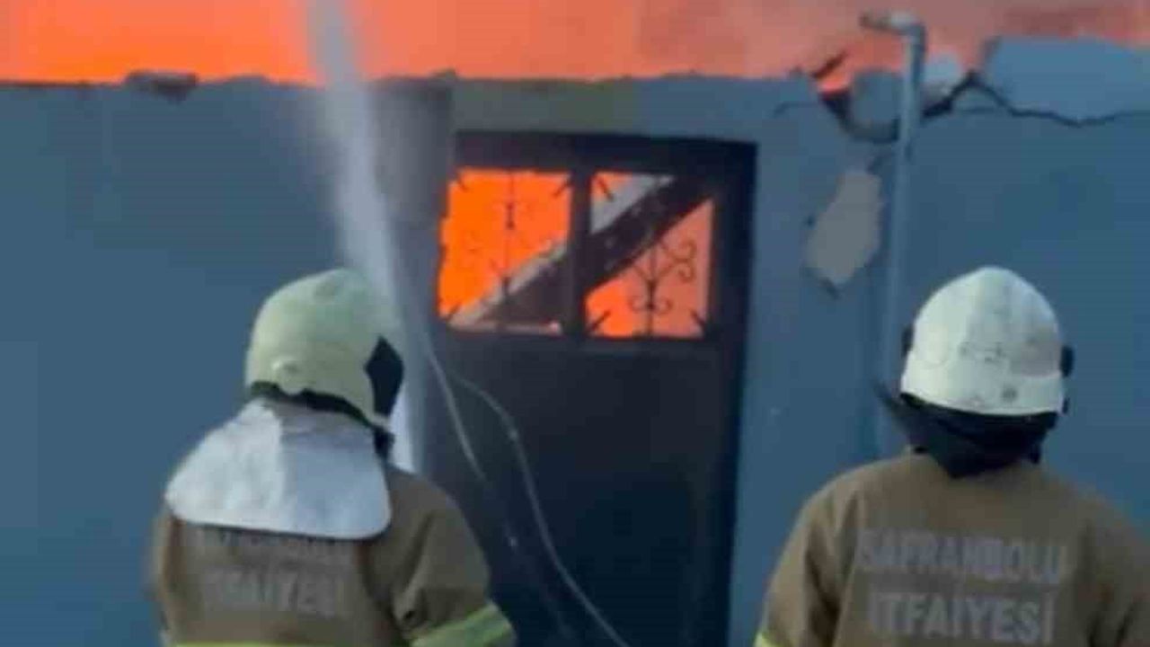 Eflani'de muhtarın iki katlı evi alevlere teslim oldu