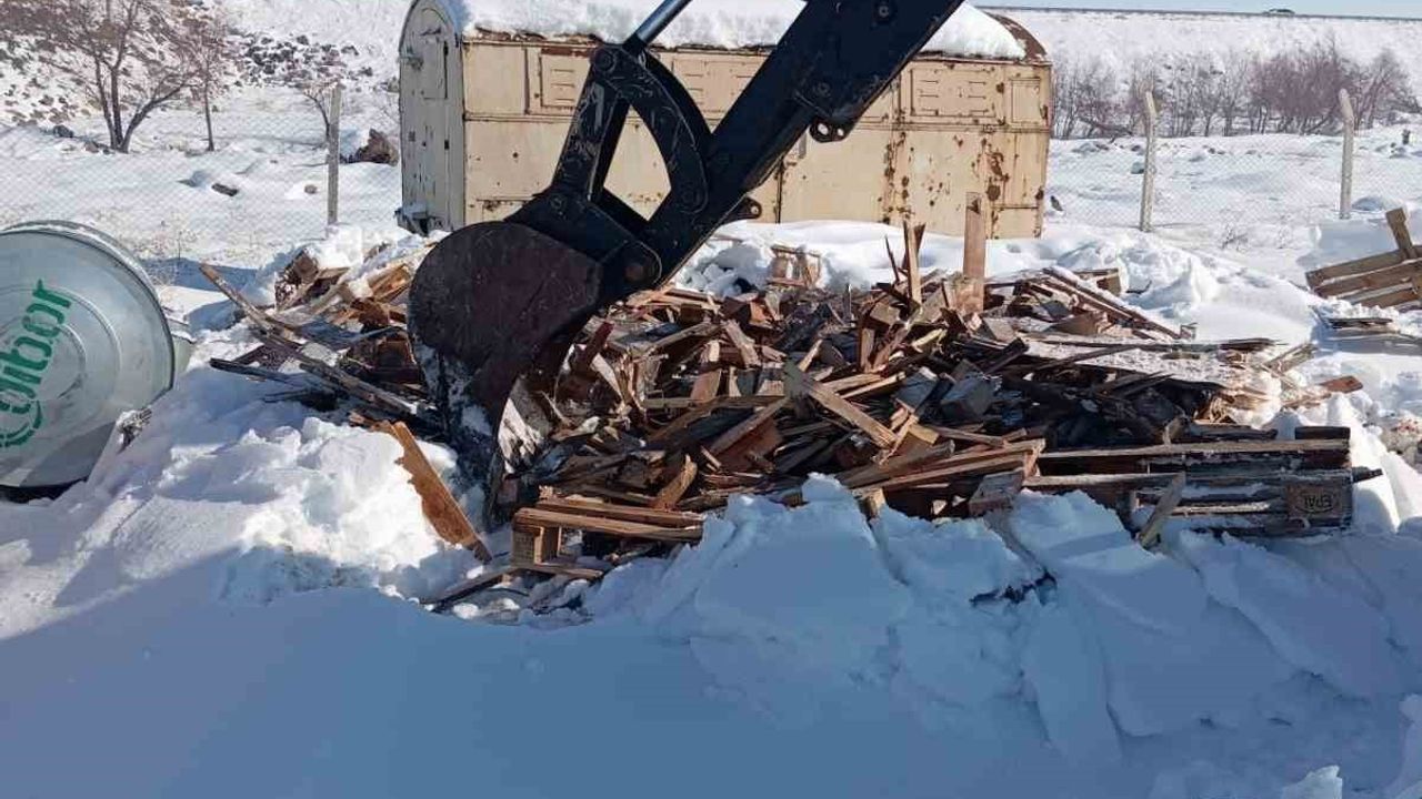 Eğil Belediyesi'nden okula odun ve palet desteği