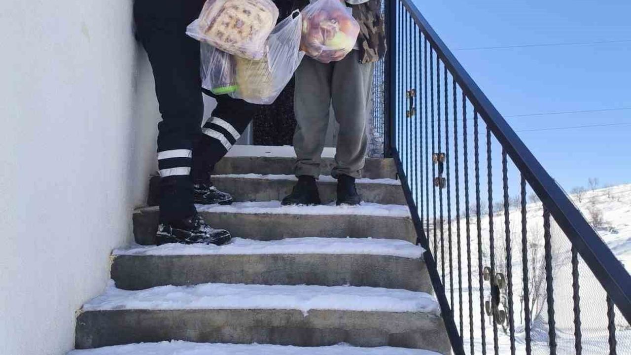 Eğil'de belediye ekipleri erzak ihtiyacını karşıladı