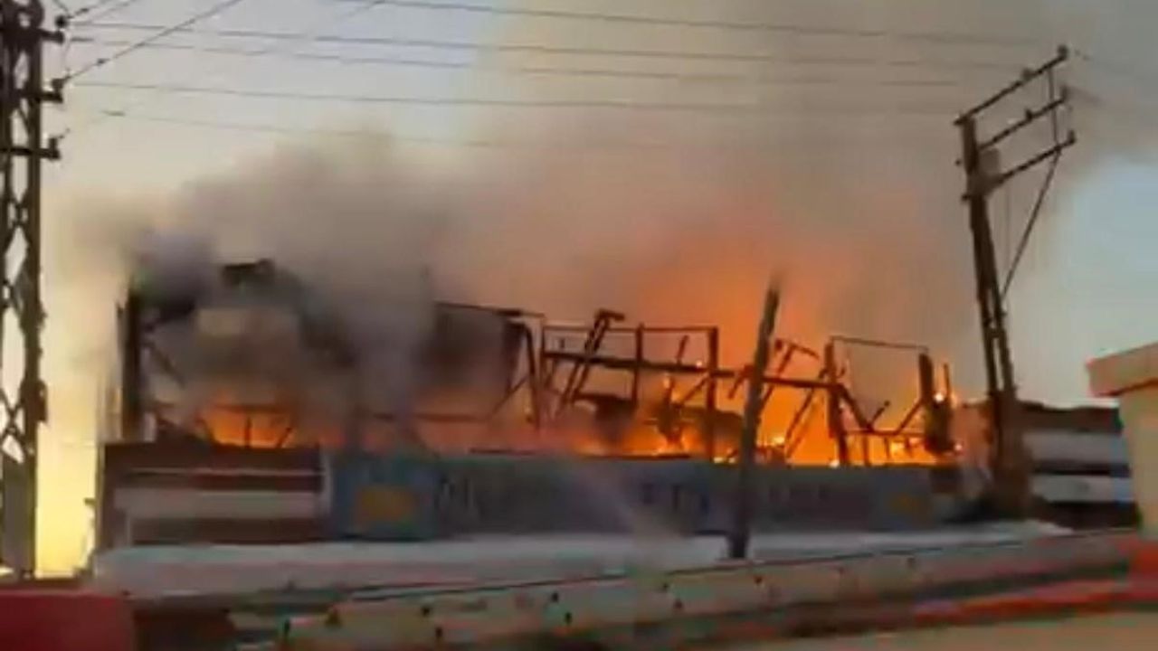 Eğil'de kafenin ahşap terası yanarak kullanılamaz hale geldi
