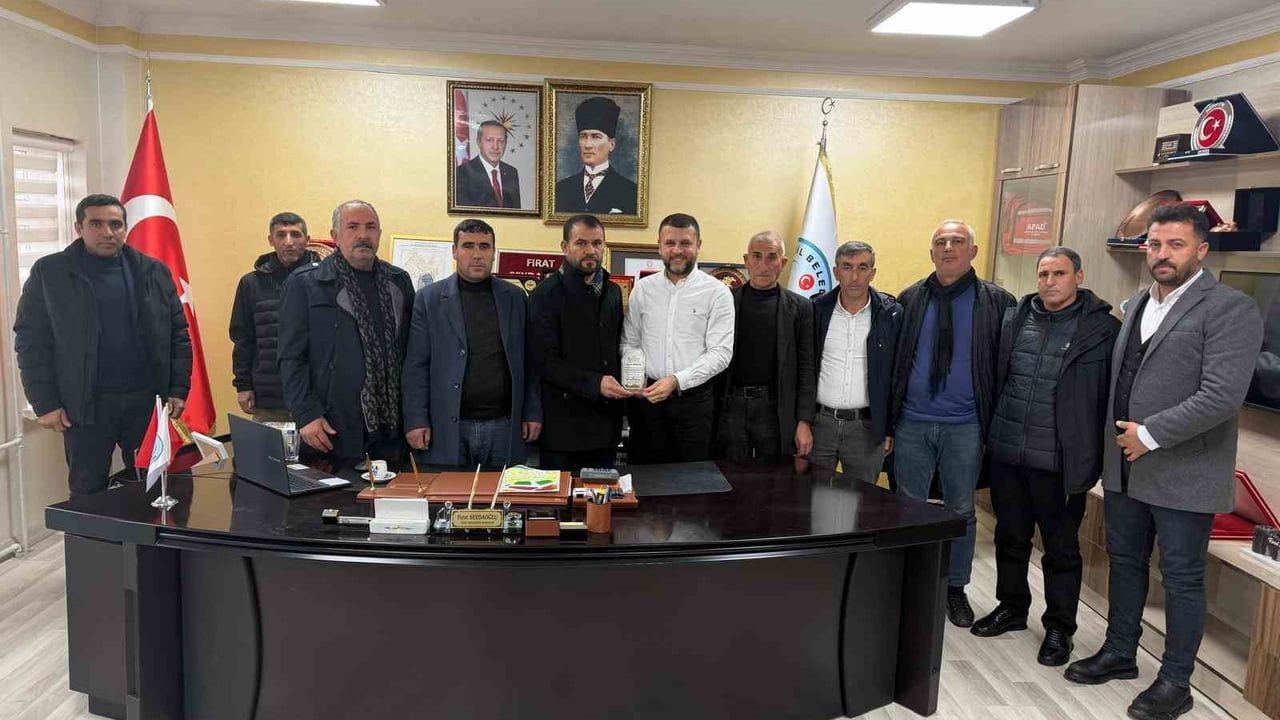 Eğil muhtarlarından Başkan Seydaoğlu'na teşekkür plaketi