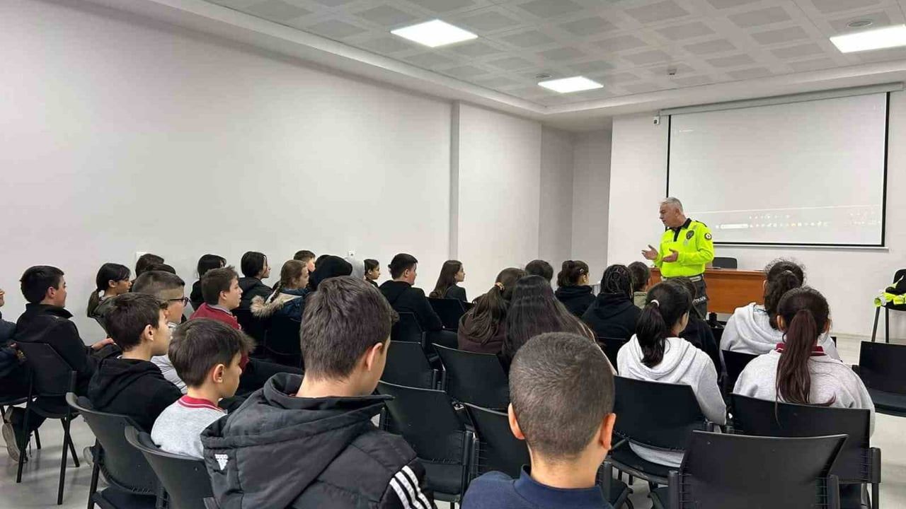 Eğirdir'de 135 öğrenciye trafik güvenliği eğitimi