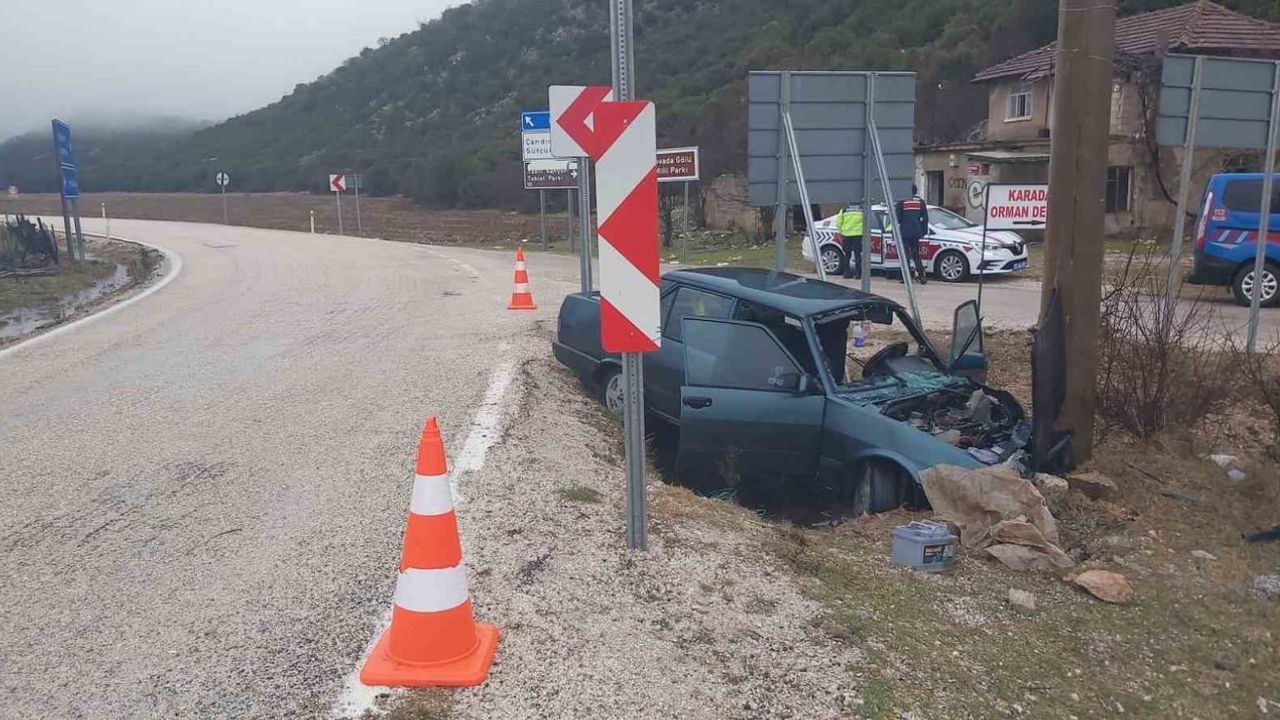 Eğirdir'de Fiat Tofaş şarampole devrildi: 5 yaralı