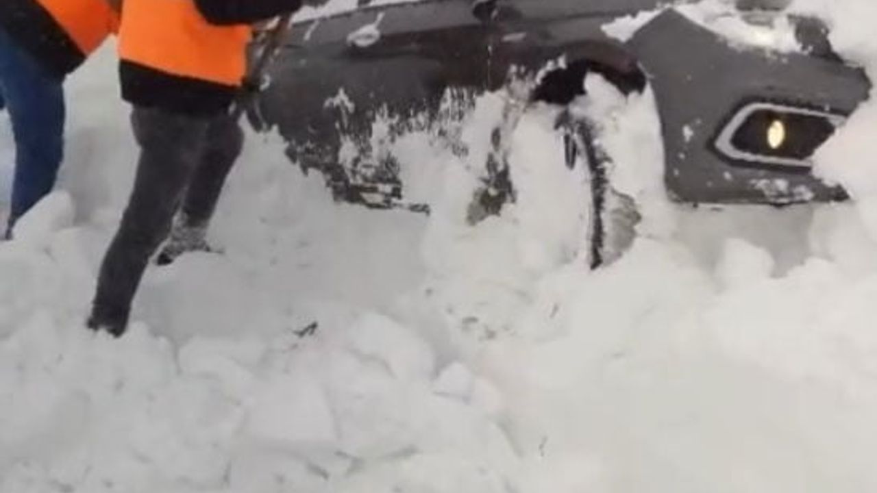 Eğribel Geçidi'nde tipi ulaşımı aksattı, araçlar kara saplandı