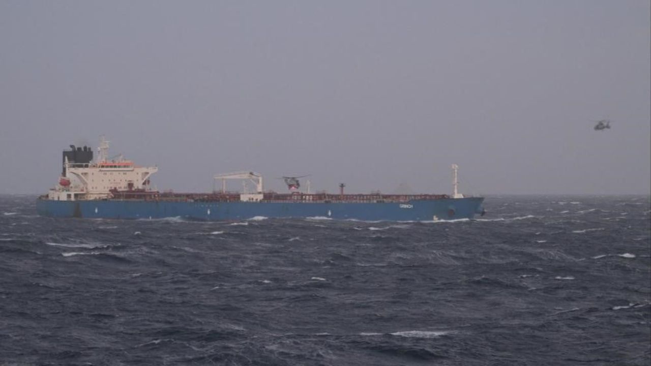 El konulan 'Grinch' tankeri Marseille-Fos Limanı'na çekildi