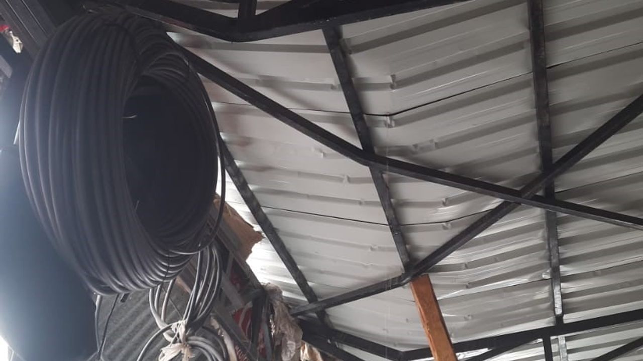 Elazığ Bahçelere'de Fırtına Köyün Tek Marketinin Çatısını Çöktürdü