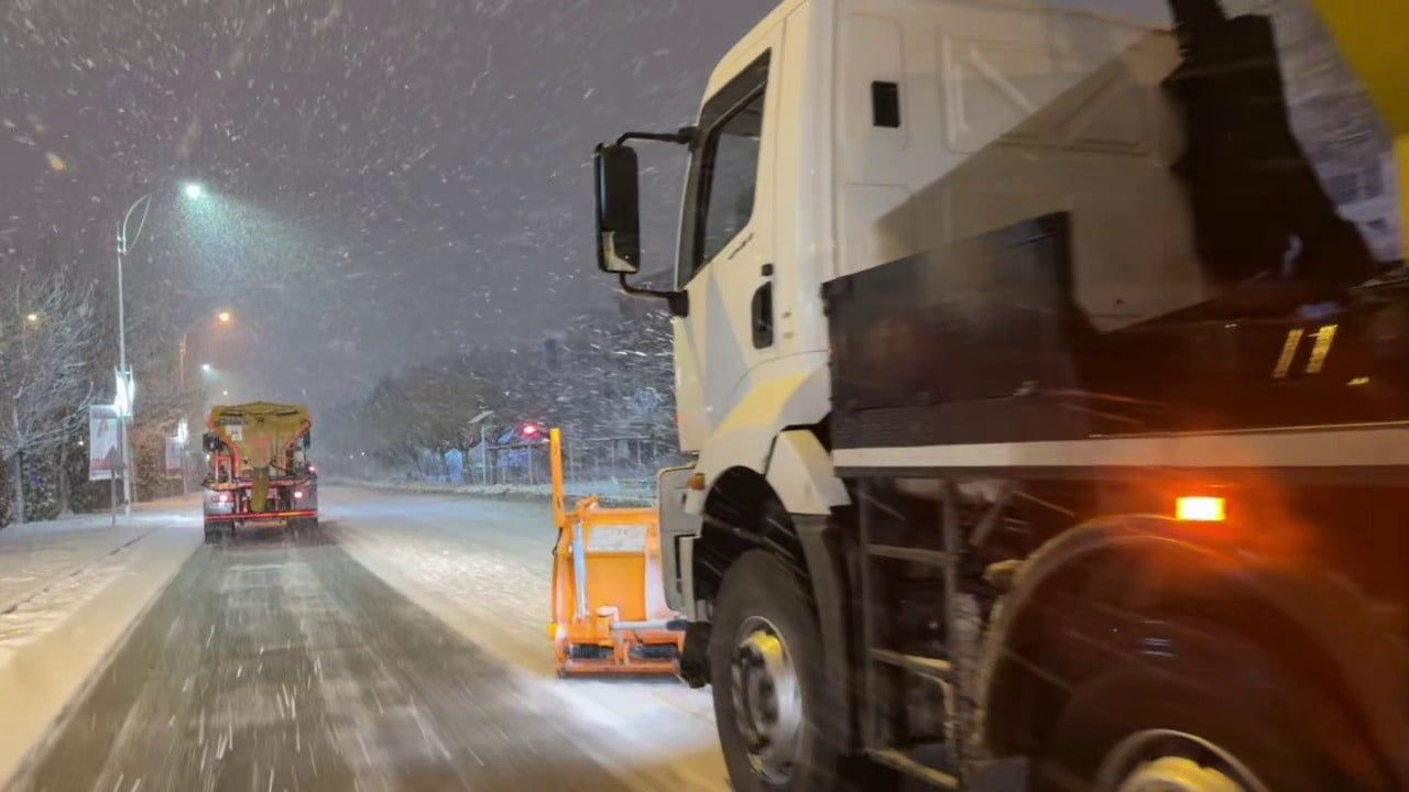 Elazığ Belediyesi 61 araç ve 215 personelle karla mücadeleyi sürdürüyor