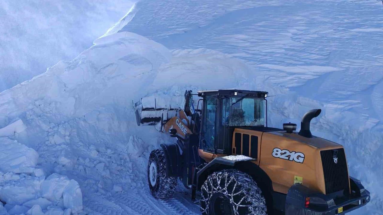 Elazığ'da 115 köy yolunda karla mücadele sürüyor