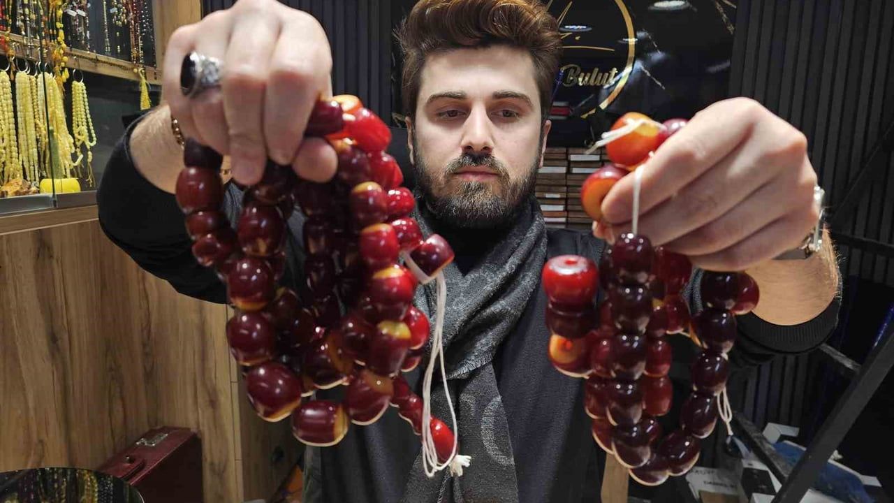 Elazığ’da 1900’lü yıllara ait 600 parça Osmanlı sıkma kehribarı tespih olacak