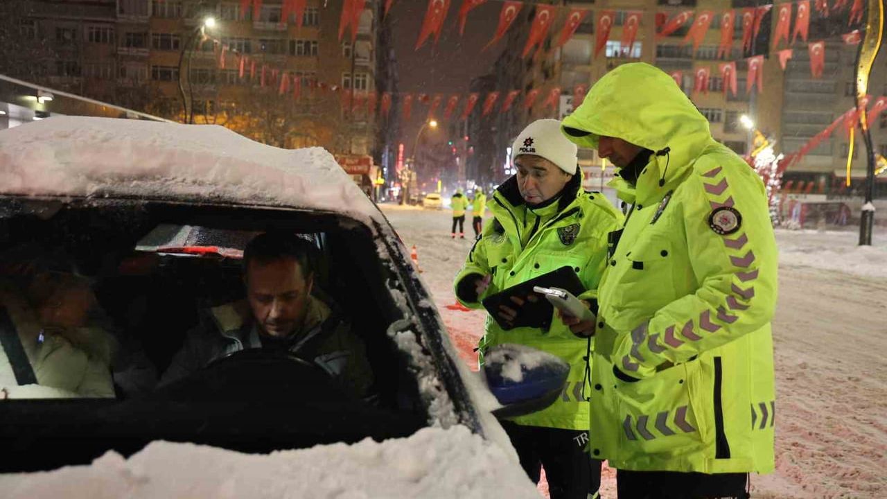 Elazığ'da 2026'nın İlk Saatlerinde Trafik Denetimi