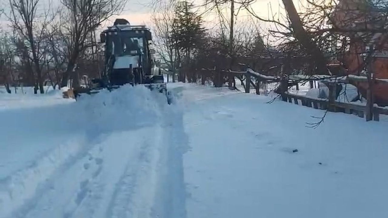 Elazığ'da 27 Köy Yolunda Karla Mücadele Sürüyor