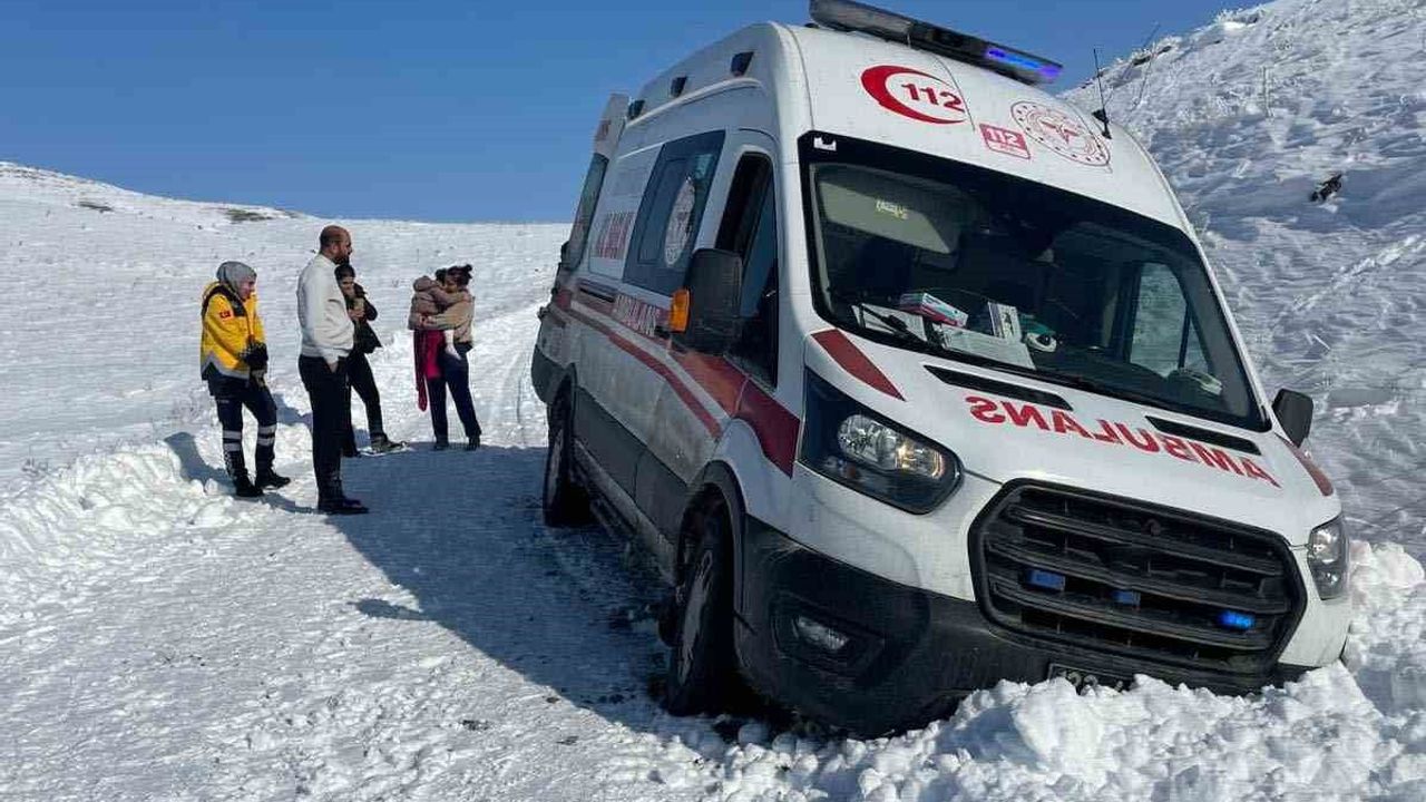 Elazığ'da 3,5 yaşındaki çocuk greyderle ambulansa ulaştırıldı