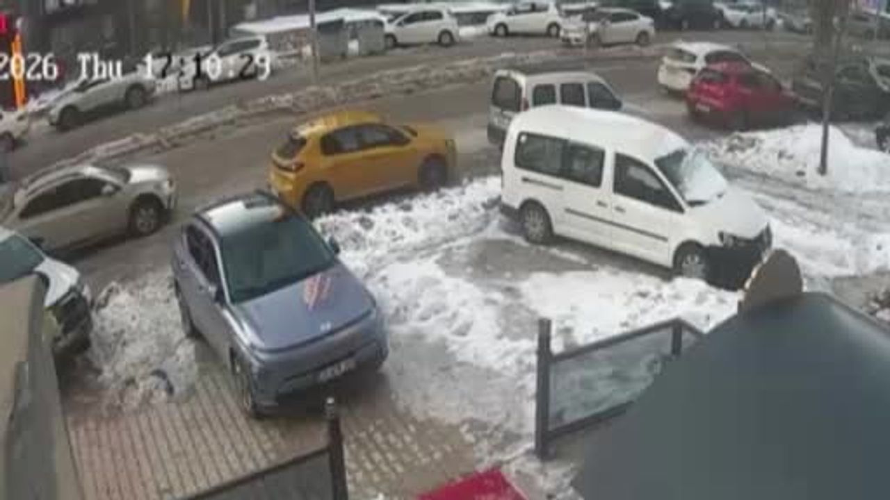 Elazığ'da 3 araçlı kaza güvenlik kamerasına yansıdı