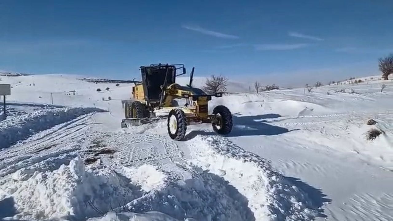 Elazığ'da 3 köy yolunda karla mücadele sürüyor