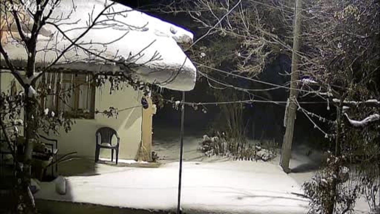 Elazığ'da 4.7 büyüklüğündeki deprem güvenlik kameralarına yansıdı