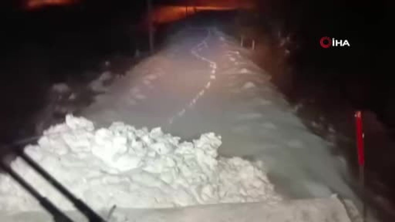 Elazığ'da 67 köy yolunun açılması için karla mücadele sürüyor