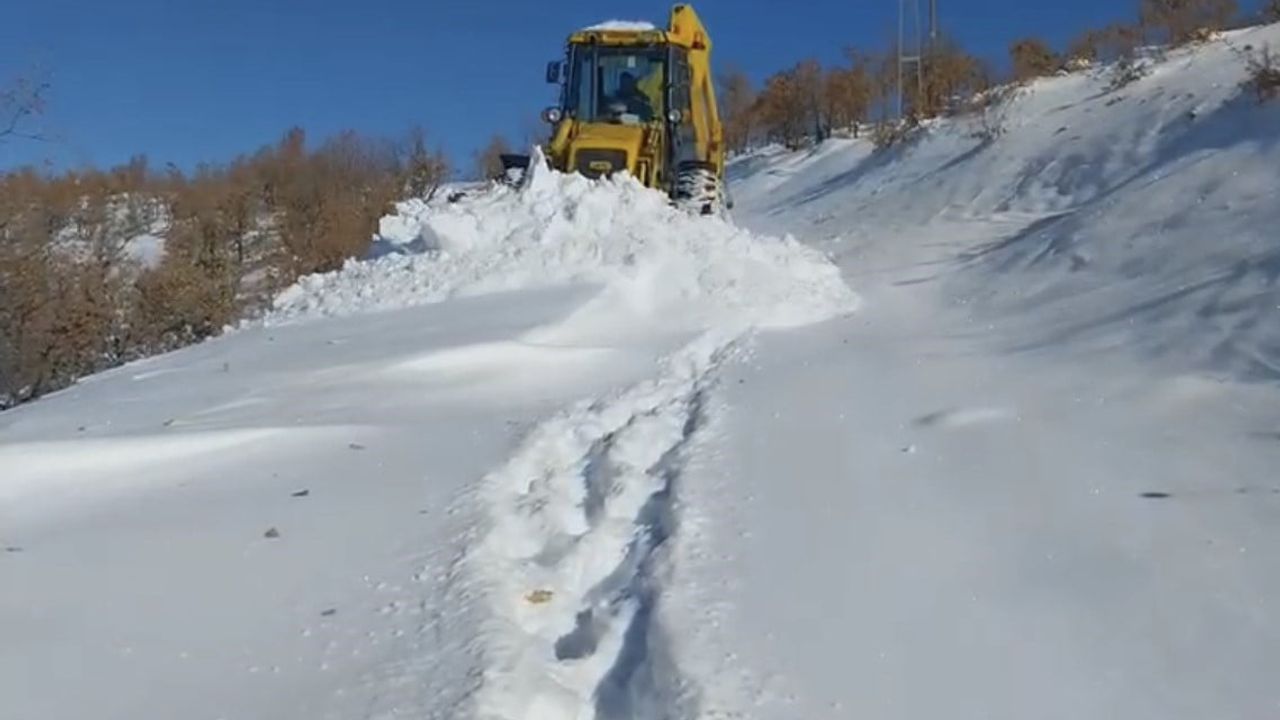 Elazığ'da 79 köy yolunda karla mücadele devam ediyor