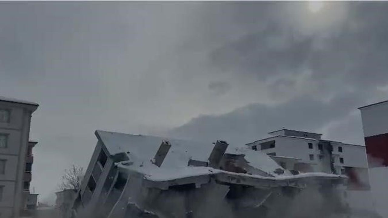 Elazığ'da ağır hasarlı 5 katlı bina iş makinesiyle yıkıldı