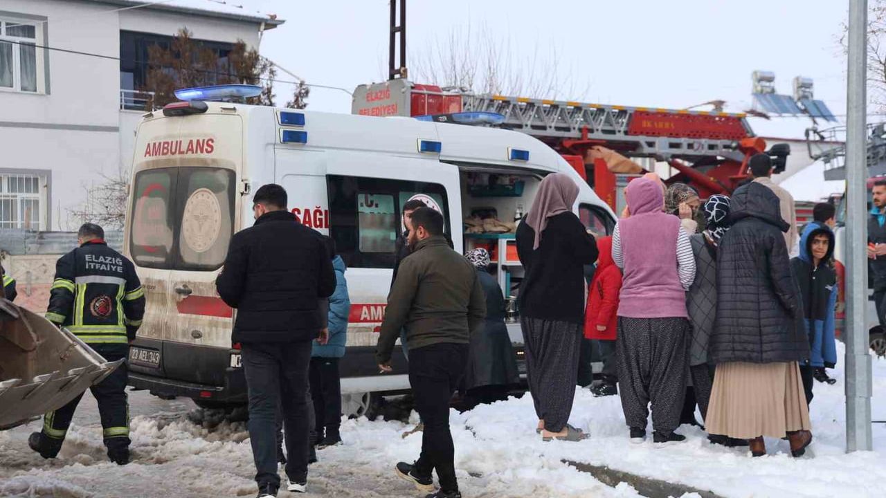 Elazığ'da apartman yangını: 11 kişi dumandan etkilendi