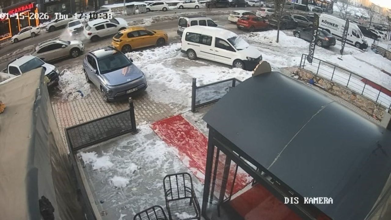 Elazığ’da buzlanma kaynaklı 3 araçlı kaza: 1 yaralı