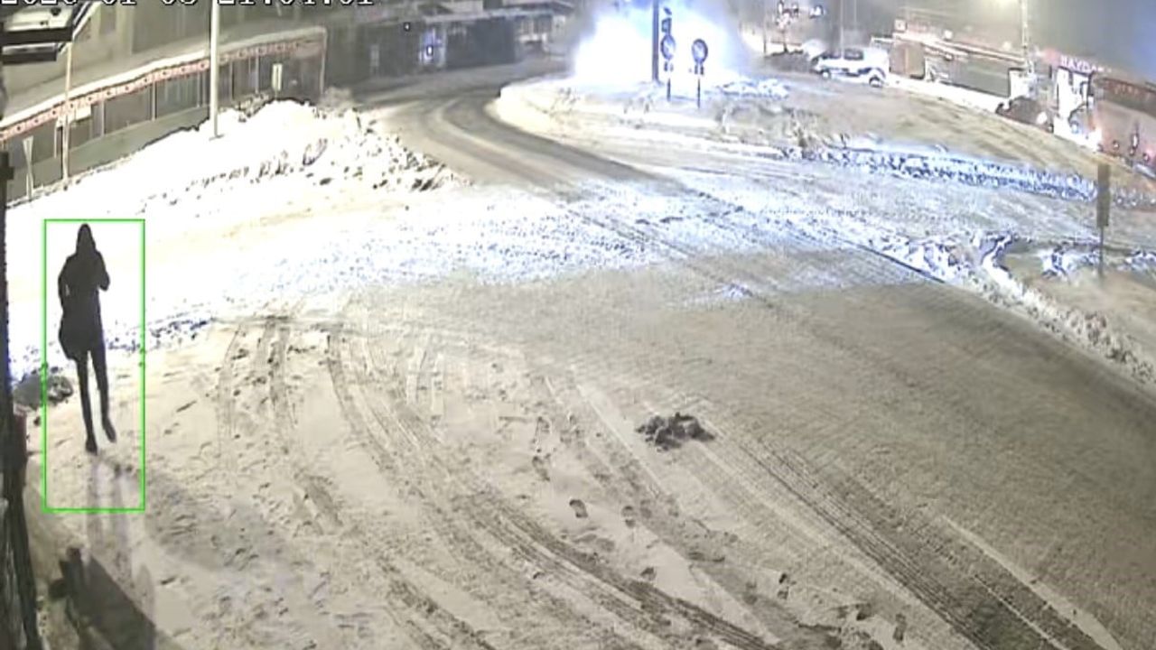 Elazığ'da buzlanma nedeniyle tır refüje çıkarak KGYS direğine çarptı