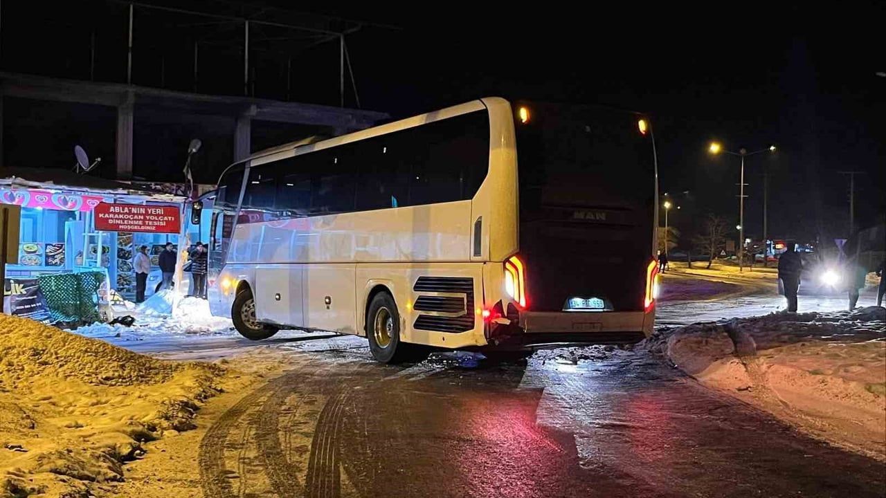 Elazığ'da buzlu yolda otobüs kaydı: Devrilmekten son anda kurtuldu