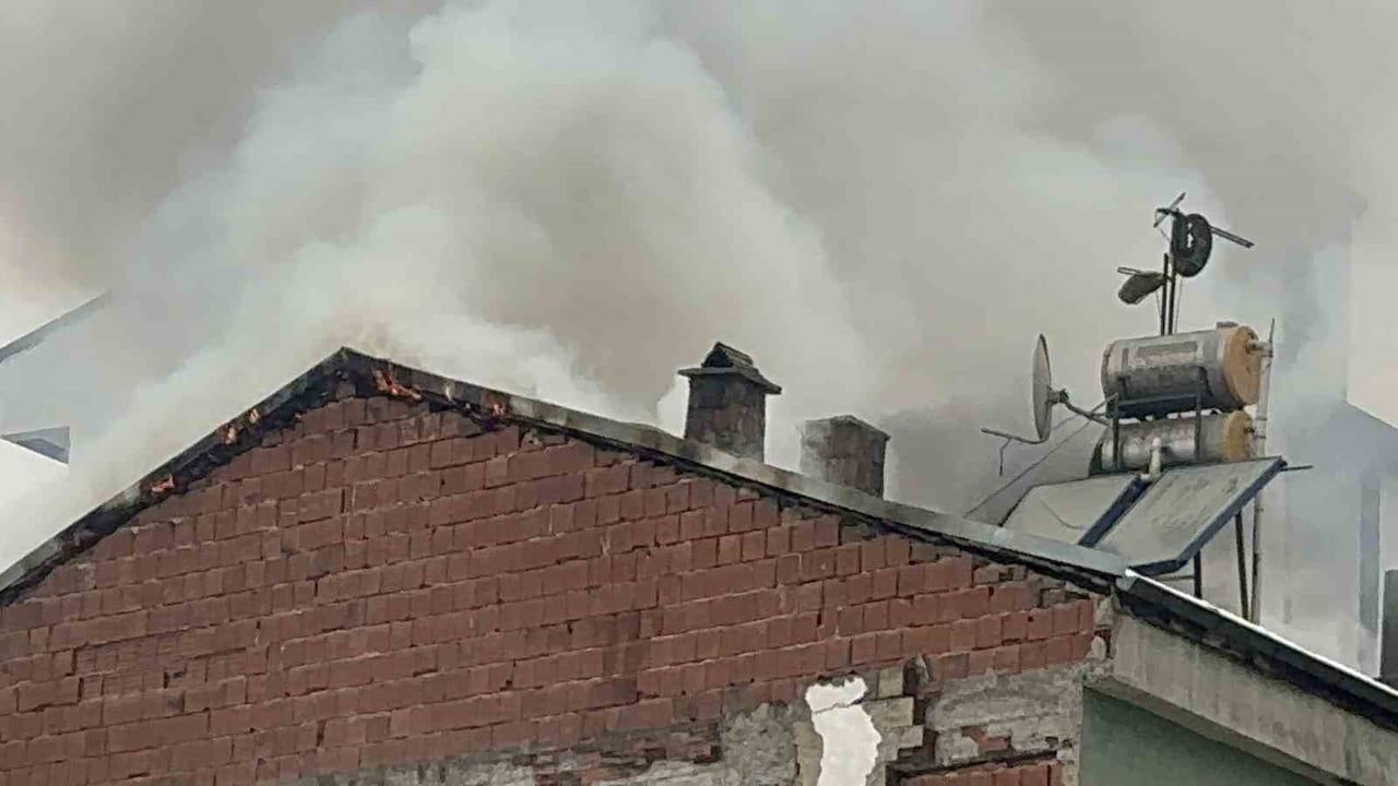 Elazığ'da çatı yangını itfaiyenin müdahalesiyle kontrol altına alındı