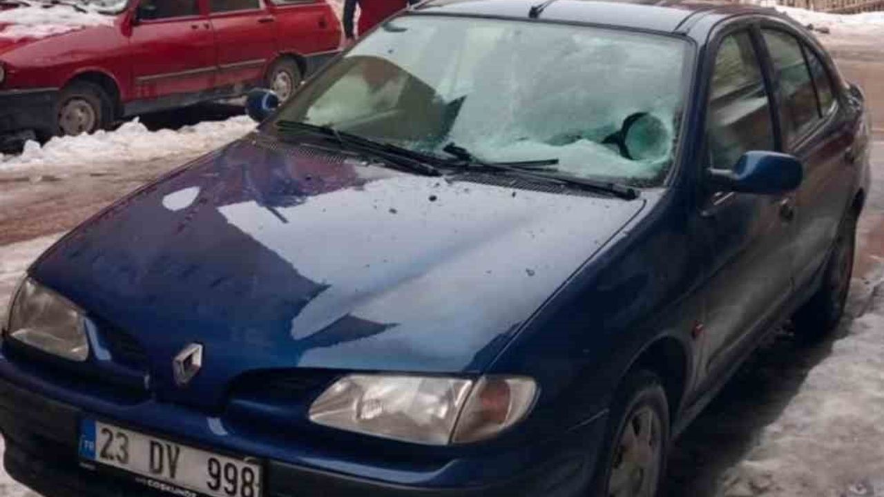 Elazığ'da çatından düşen buz sarkıtı aracın camını kırdı