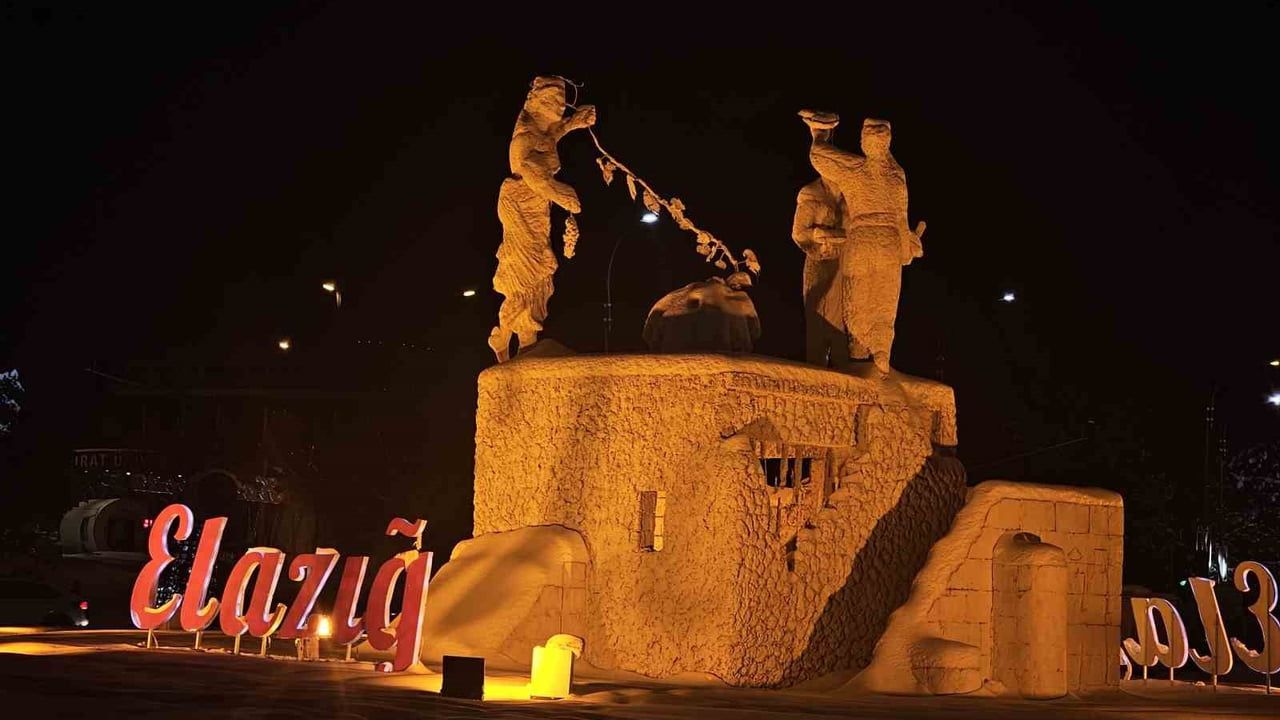 Elazığ'da Çaydaçıra Kavşağı'nda Akşam Kartpostalı Kar Manzarası