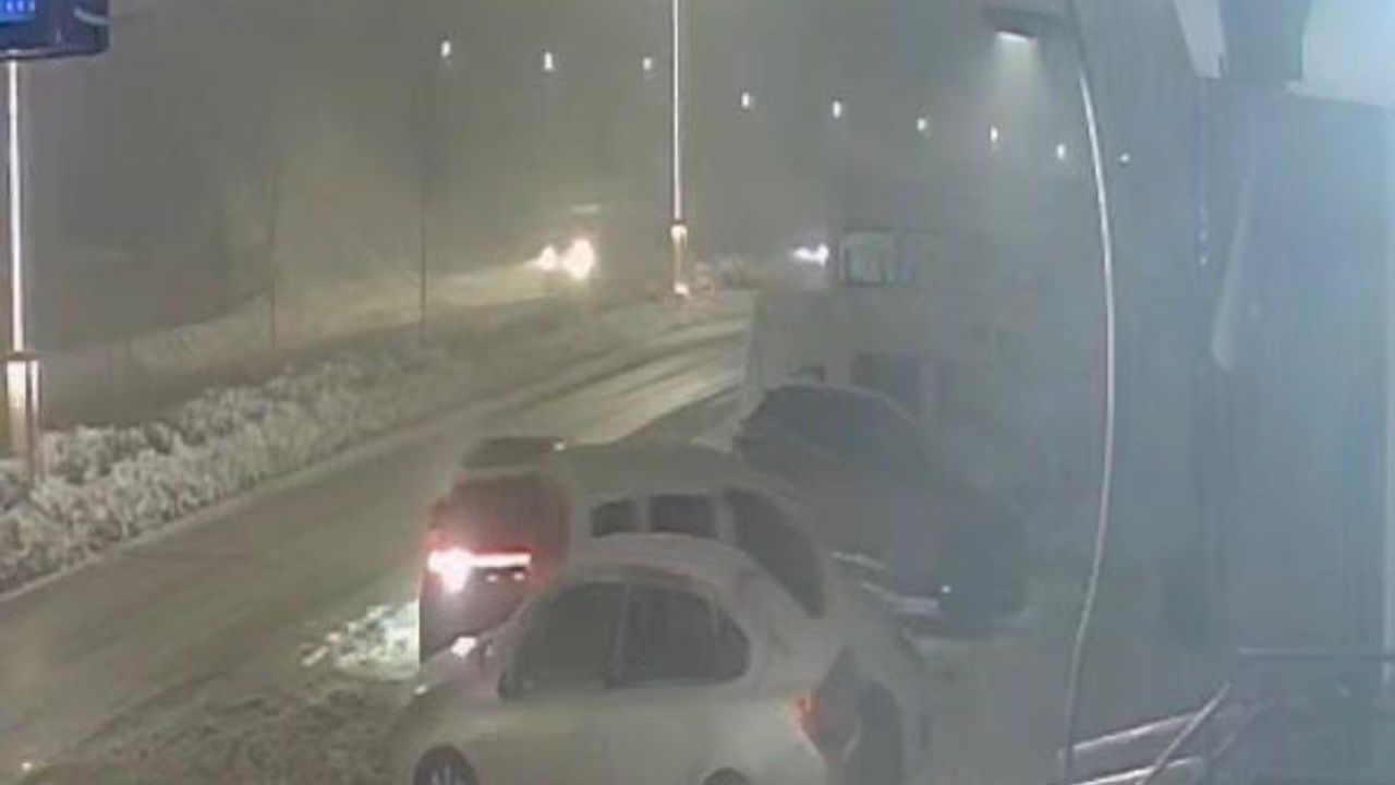 Elazığ'da geri manevra yapan araç iki araca çarpıp kaçtı