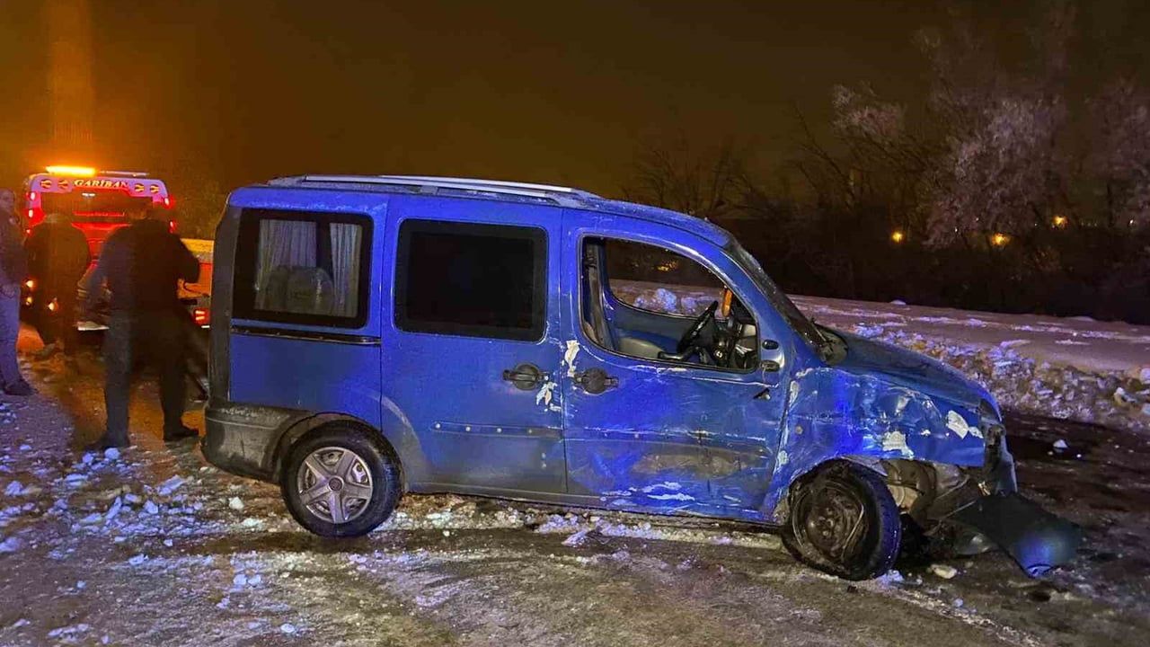 Elazığ'da hafif ticari araç direğe çarpıp karşı şeride geçti: 4 yaralı