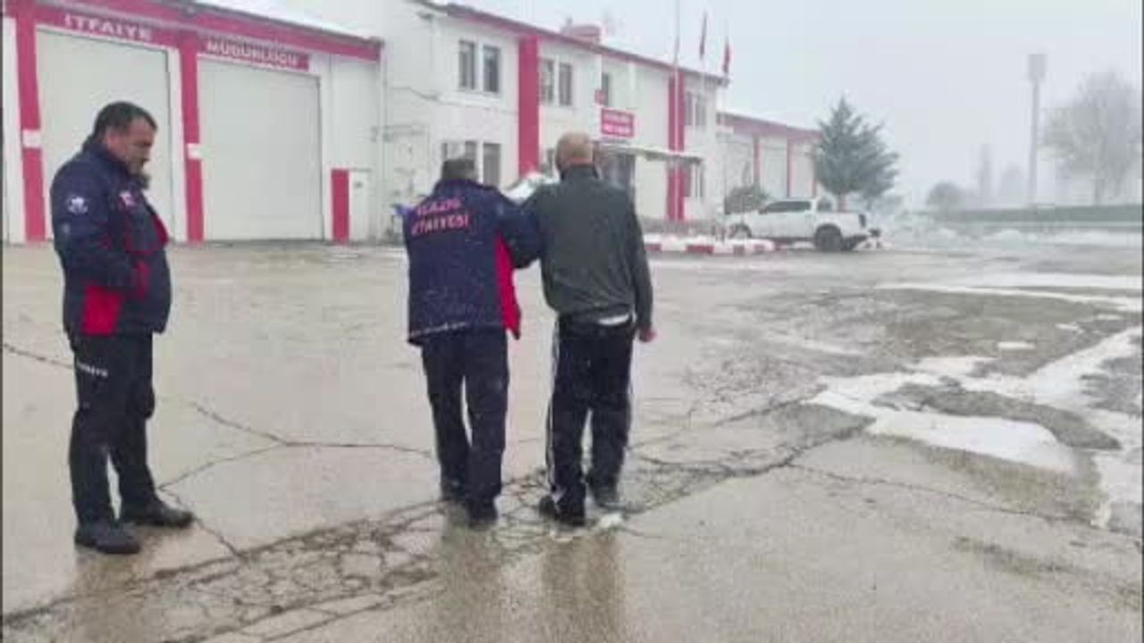 Elazığ'da hipotermi riski taşıyan vatandaşa itfaiye müdahalesi