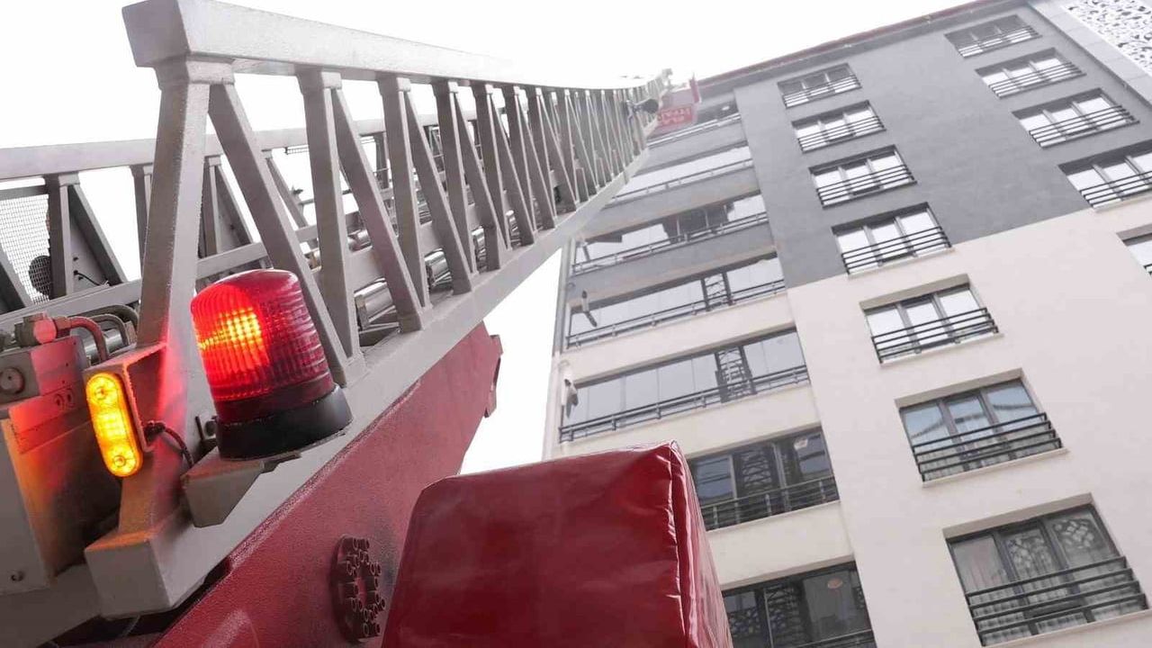 Elazığ'da itfaiye ekipleri çatıdaki buz sarkıtlarını temizliyor