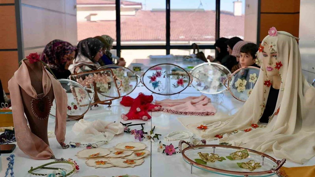 Elazığ'da 'Kadın El Emeği ve Kültürel Miras' kursu sürüyor