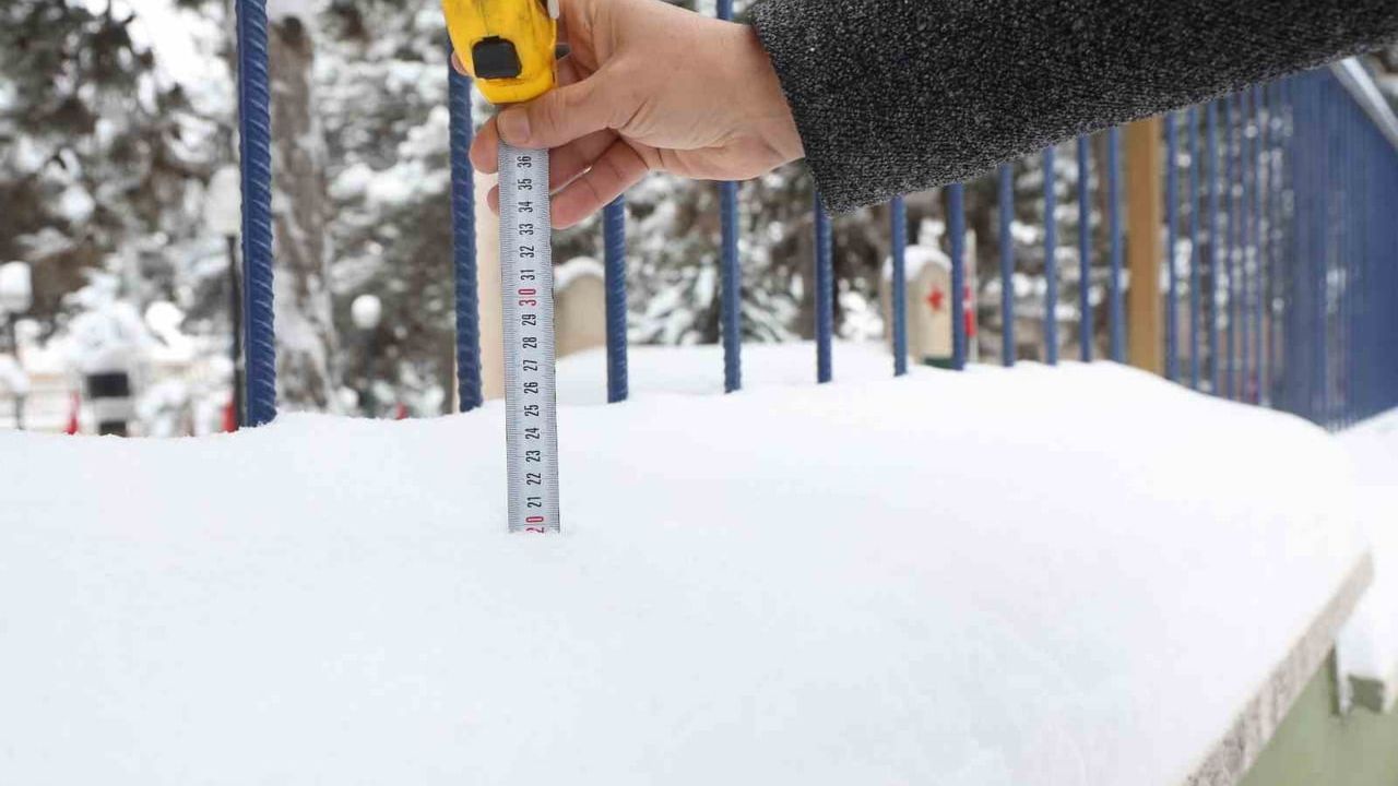 Elazığ’da kar 20 santimetreyi buldu, park halindeki araçlar kar altında kaldı