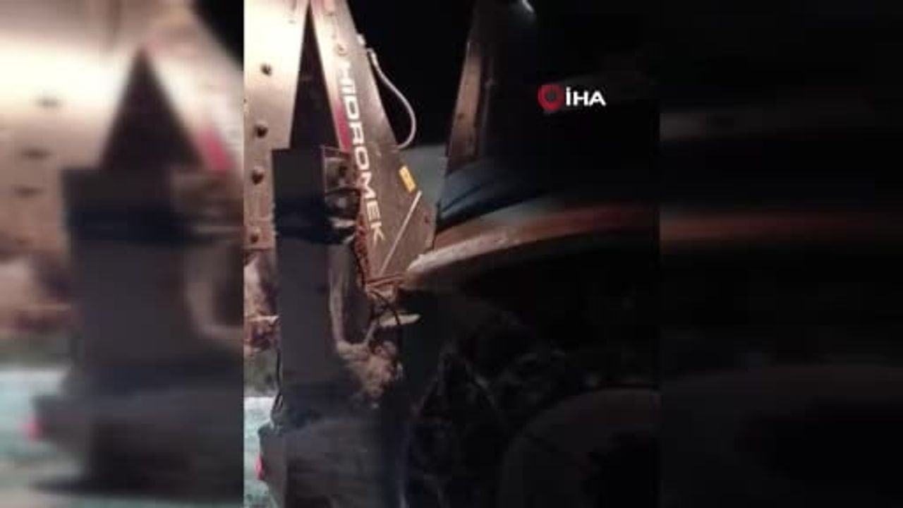 Elazığ'da kar nedeniyle yolda mahsur kalan araç İl Özel İdaresi tarafından kurtarıldı